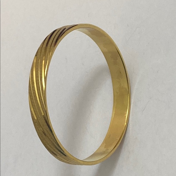 Elegant 1970’s Monet Goldtone Bangle - Picture 1 of 8